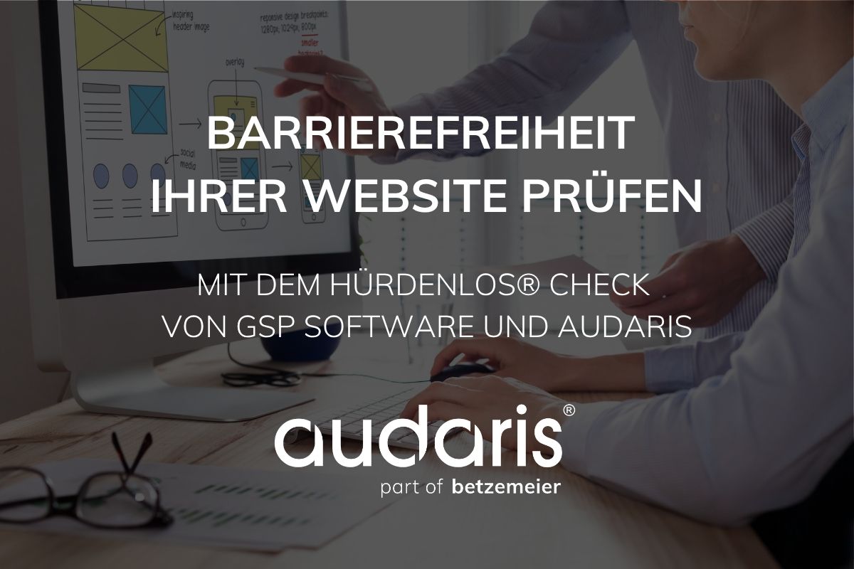 Zu sehen ist eine Person, die am PC sitzt, daneben steht eine weitere Person und zeigt auf den Bildschirm. Bildtext: ‚Barrierefreiheit Ihrer Website prüfen. Mit dem hürdenlos® Check von GSP Software und audaris.‘ Darunter das Logo ‚audaris – part of betzemeier‘.