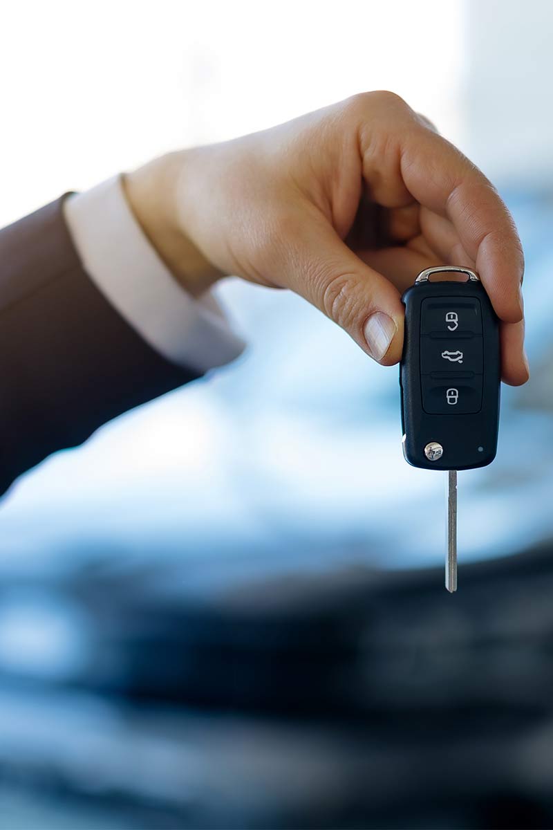 Bild zeigt eine Hand mit einem Autoschlüssel